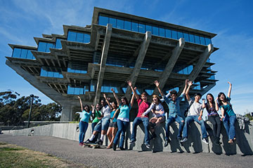 Students in front of Geisel Library Building